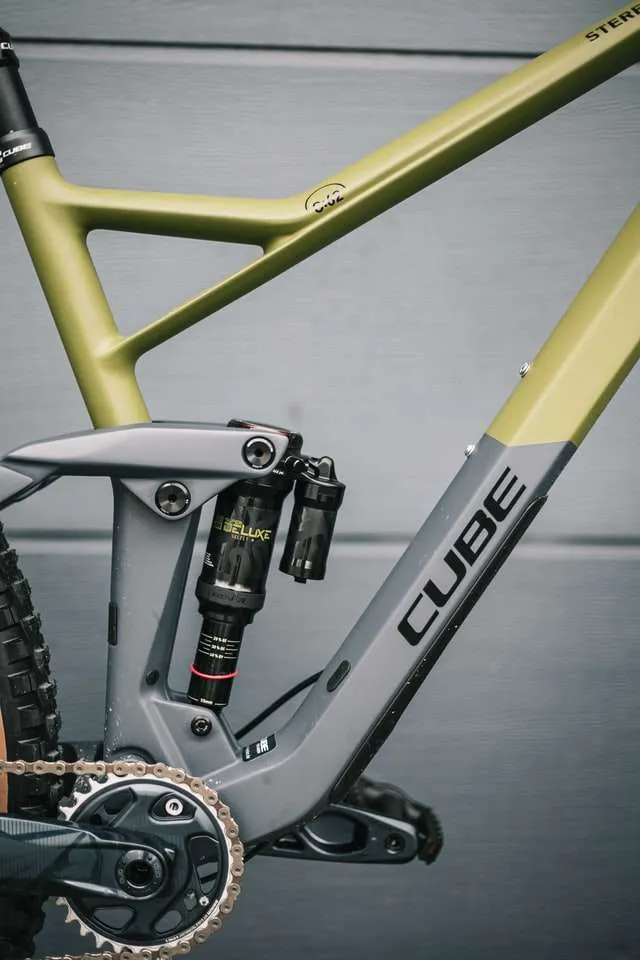 Rear bike suspension system on Cube C:62 bike